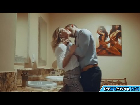 ❤️ Όταν μια πλούσια ξανθιά σε αποπλανεί σε μια δημόσια τουαλέτα ️❌ Ποιότητα πορνό ❤